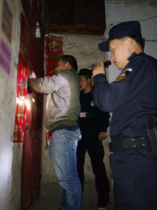 播州区粗心妈妈误将幼女锁家中 民警全城寻开锁师傅开门